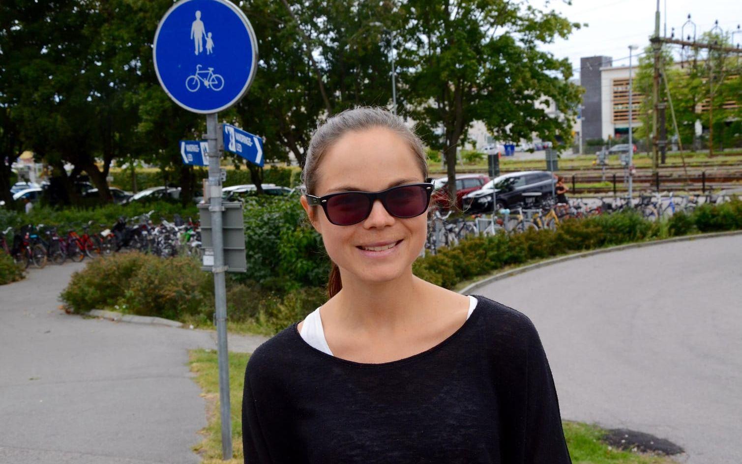Hanna Sundquist, 26, Studerande, Lund: "Jag lyssnar lite grann och i så fall via streamingtjänst på telefonen."