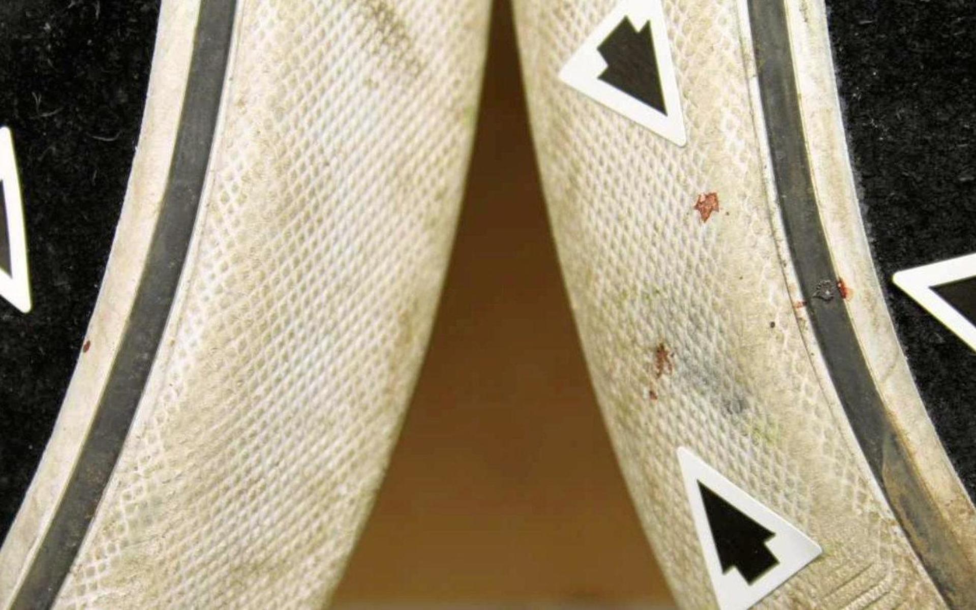 På en av ungdomarnas skor hittades blodstänk från mannen som skadades svårt efter misshandeln.