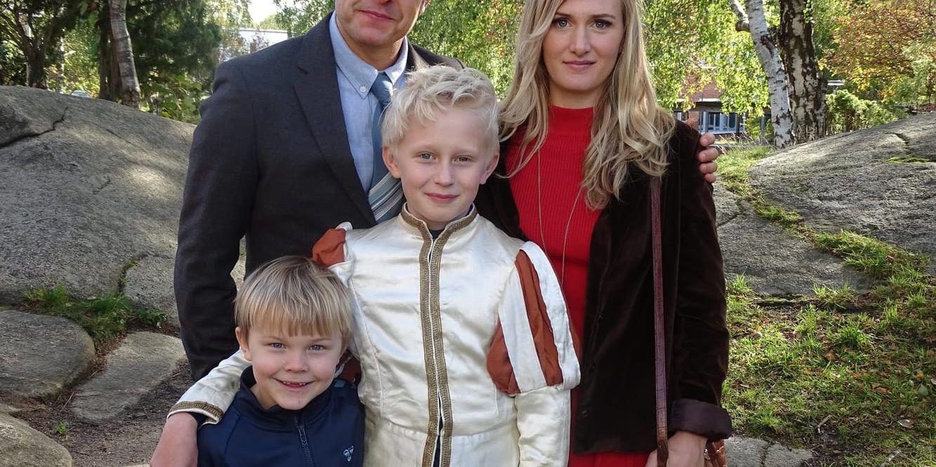 Fredrik Hallgren spelar pappa Rudolf, Sissela Benn är mamma Karin och Elis Gerdt gör rollen som Sune och Sunes lillebror spelas av Baxter Renman. Pressbild.