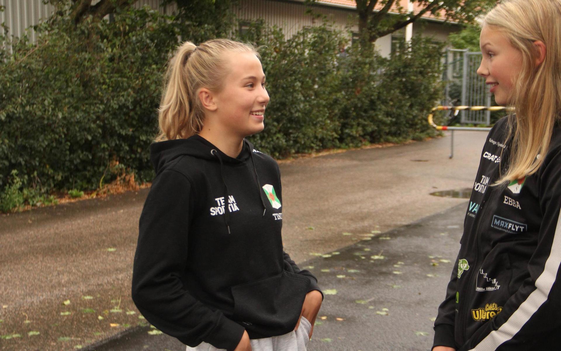 En brottartjej i Varbergs Bois har fått möjligheten att utvecklas och bli riktigt bra. Tindra Dalmyr , till vänster, är i helgen uttagen till ett ungdomsläger i Rydebäck utanför Helsingborg. Här pratar hon med en annan talang, Ebba.