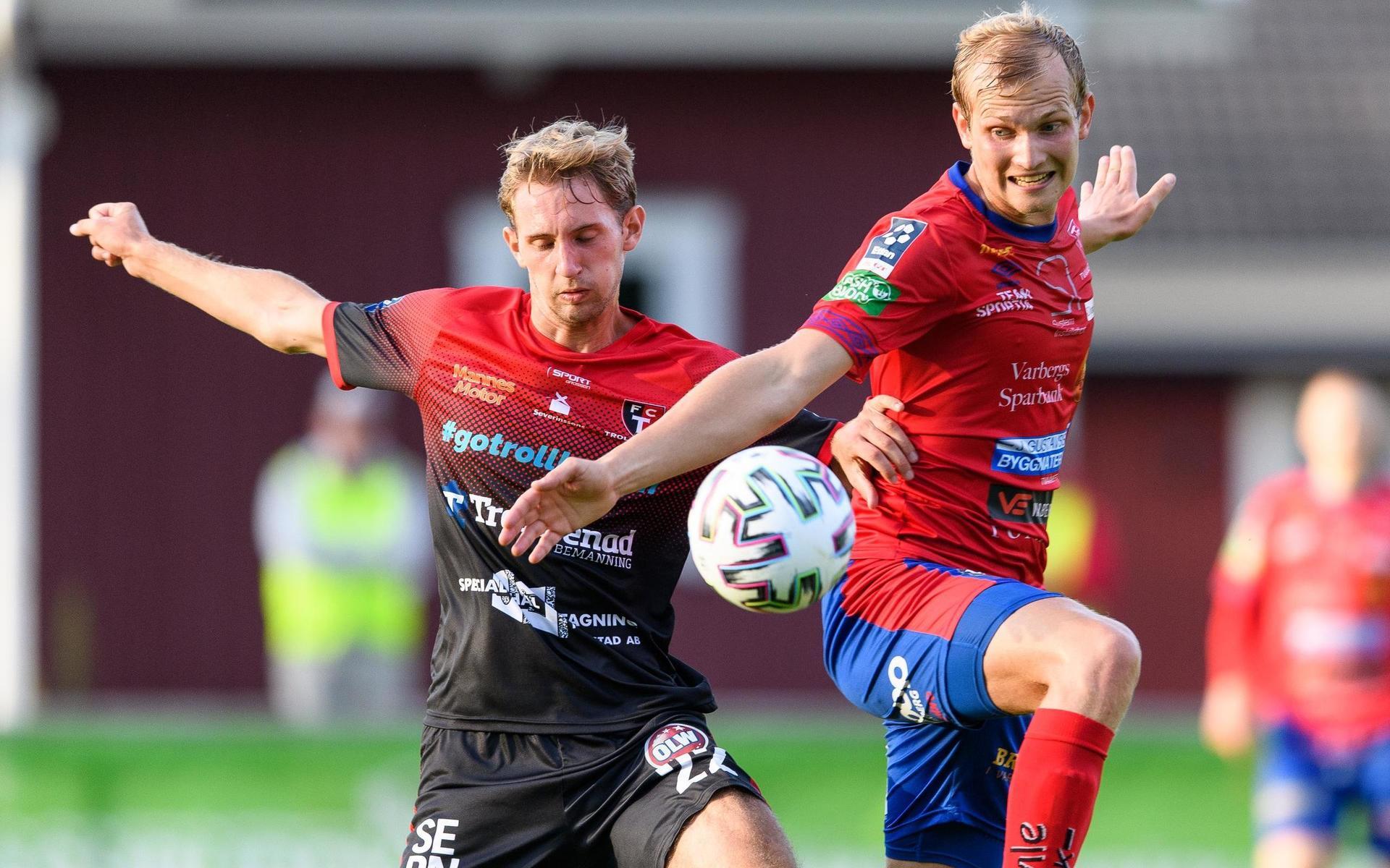 Trollhättans Marcus Johansson och Tvååkers Johan Persson under fotbollsmatchen i Division 1 södra mellan Tvååker och Trollhättan
