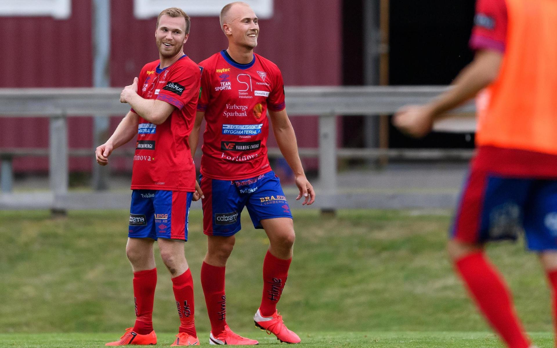 Tvååkers Per Karlsson och Jakob Adolfsson jublar efter fotbollsmatchen i Division 1 södra mellan Tvååker och Trollhättan den 1 juli 2020 i Tvååker.