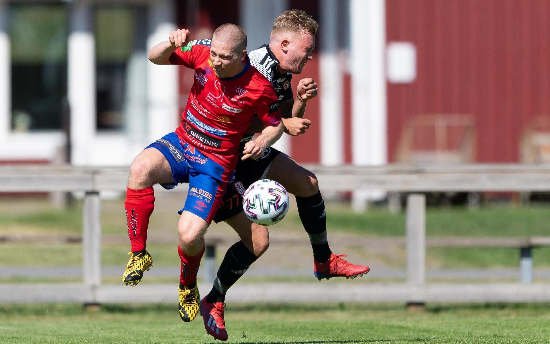 Tvååkers David Struski Persson och Karlskronas Kevin Carlsson under fotbollsmatchen i Division 1 södra 