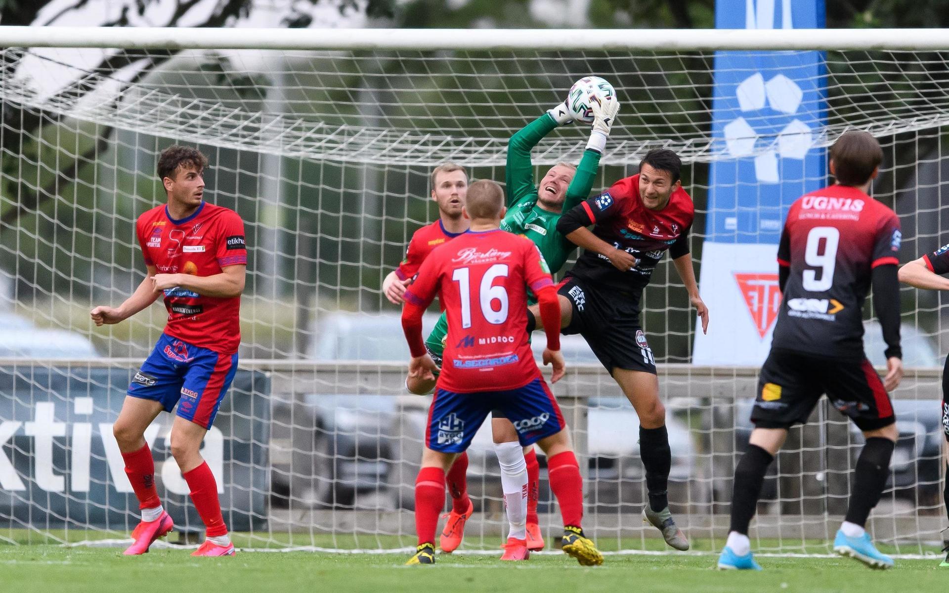 Tvååkers målvakt Johan Ekelundh under fotbollsmatchen i Division 1 södra mellan Tvååker och Trollhättan den 1 juli 2020 i Tvååker.