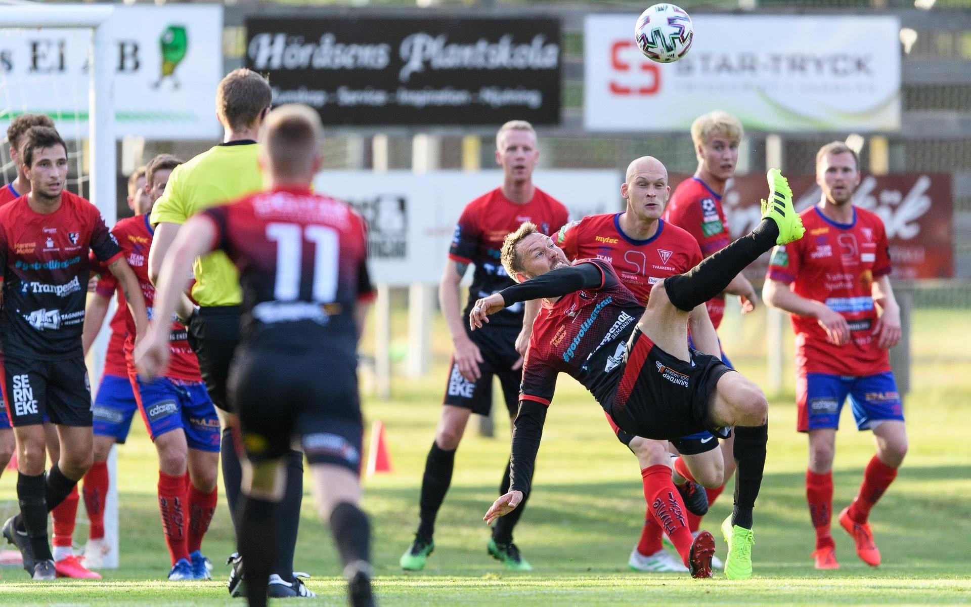 Trollhättans Anders Mogren gör 0-1 under fotbollsmatchen i Division 1 södra mellan Tvååker och Trollhättan.
