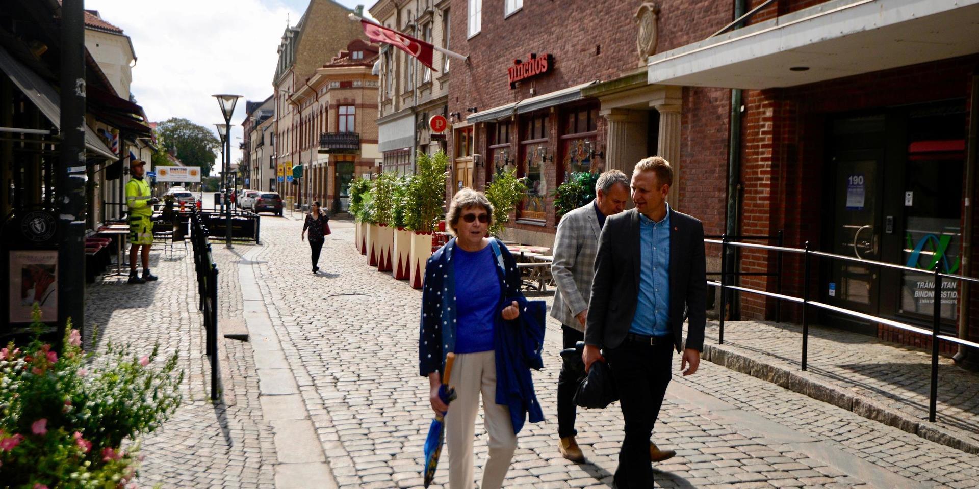 Landshövdingen Brittis Benzler tar en promenad igenom Falkenberg tillsammans med Per Svensson (S), kommunstyrelsens ordförande och länsrådet Jörgen Peters. 