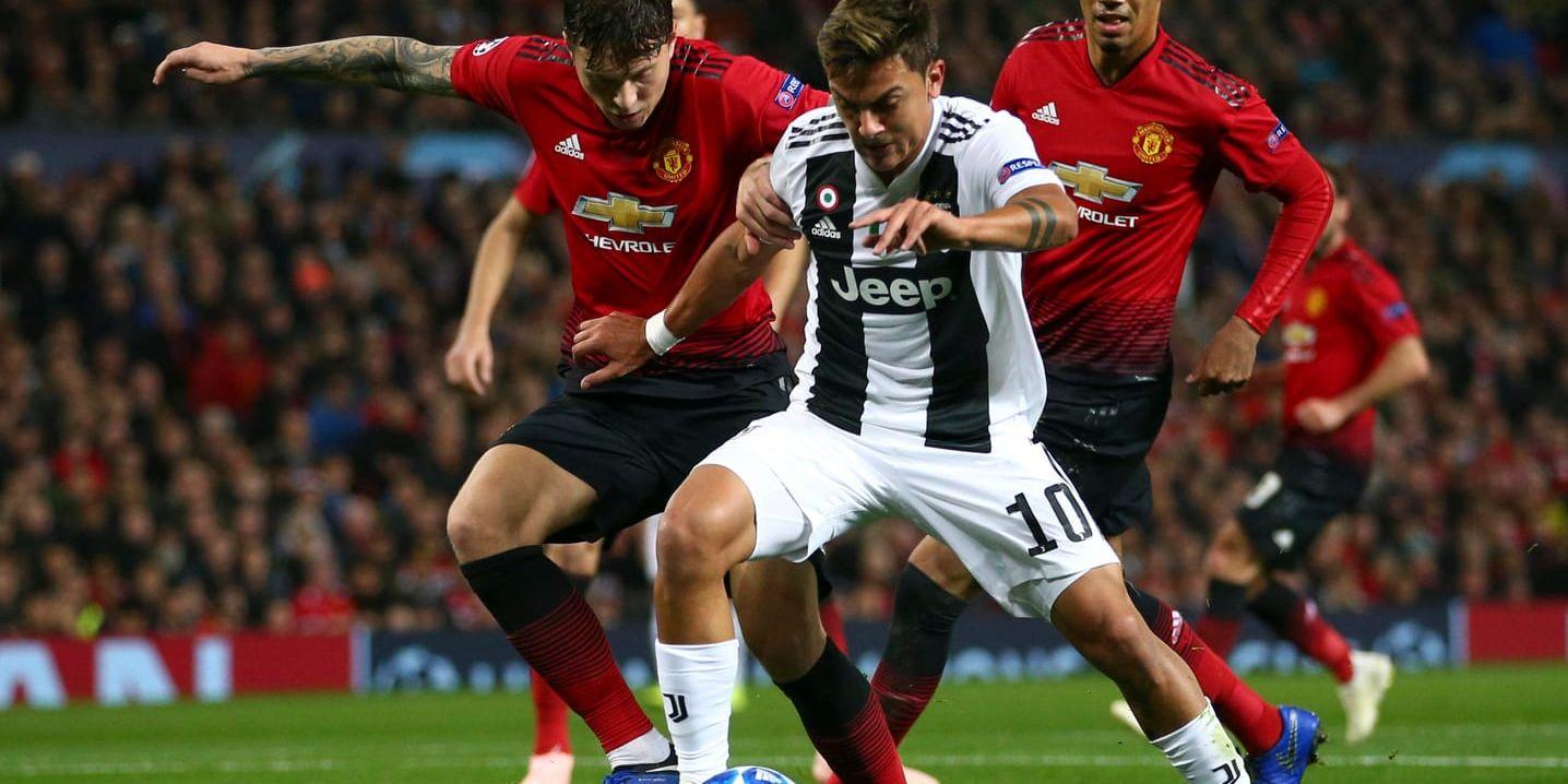 Manchester Uniteds Victor Nilsson Lindelöf i duell med Juventus Paulo Dybala på Old Trafford.