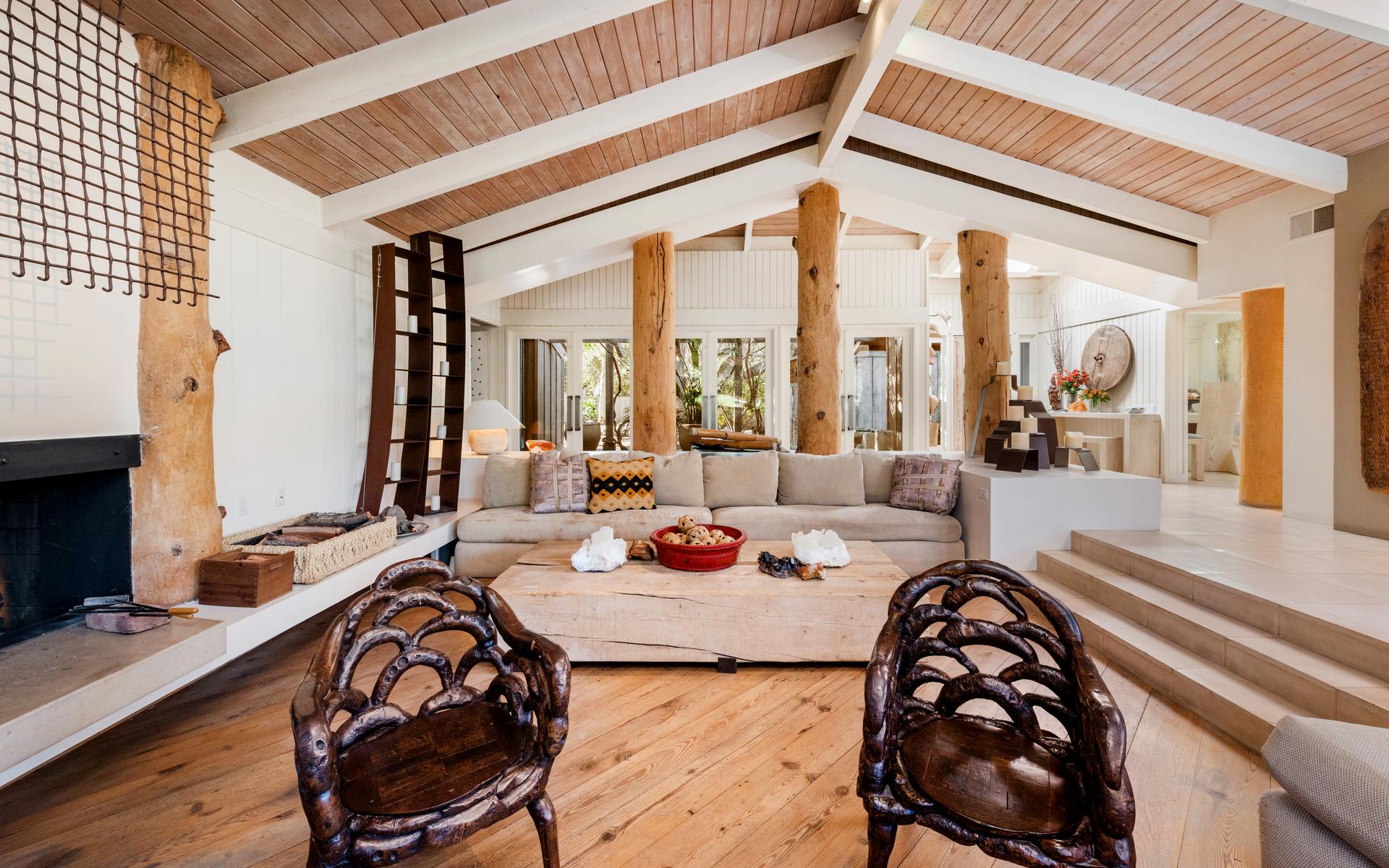 Stora trästockar är placerade på flera ställen i vardagsrummet, vilket ger ett rustikt intryck i det 50 år gamla huset.