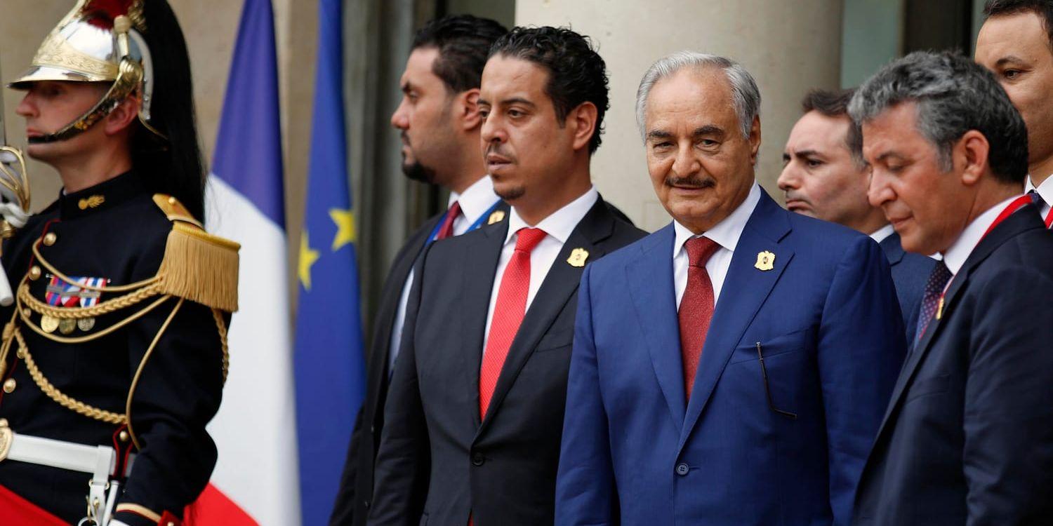 Khalifa Haftar (i mitten med marinblå kavaj). Bilden är från ett besök i Frankrike i slutet av maj 2018 i samband med en internationell konferens om utvecklingen i Libyen.