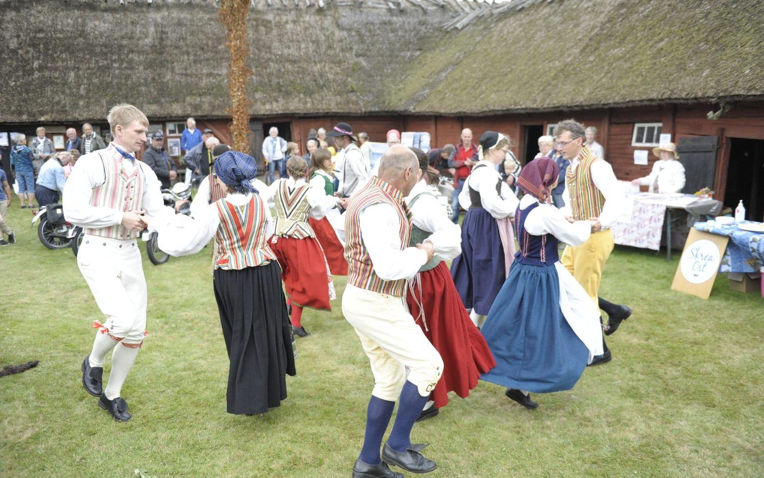 Folkdanslaget Falkringen bjöd på fart och färg med traditionella folkdanser