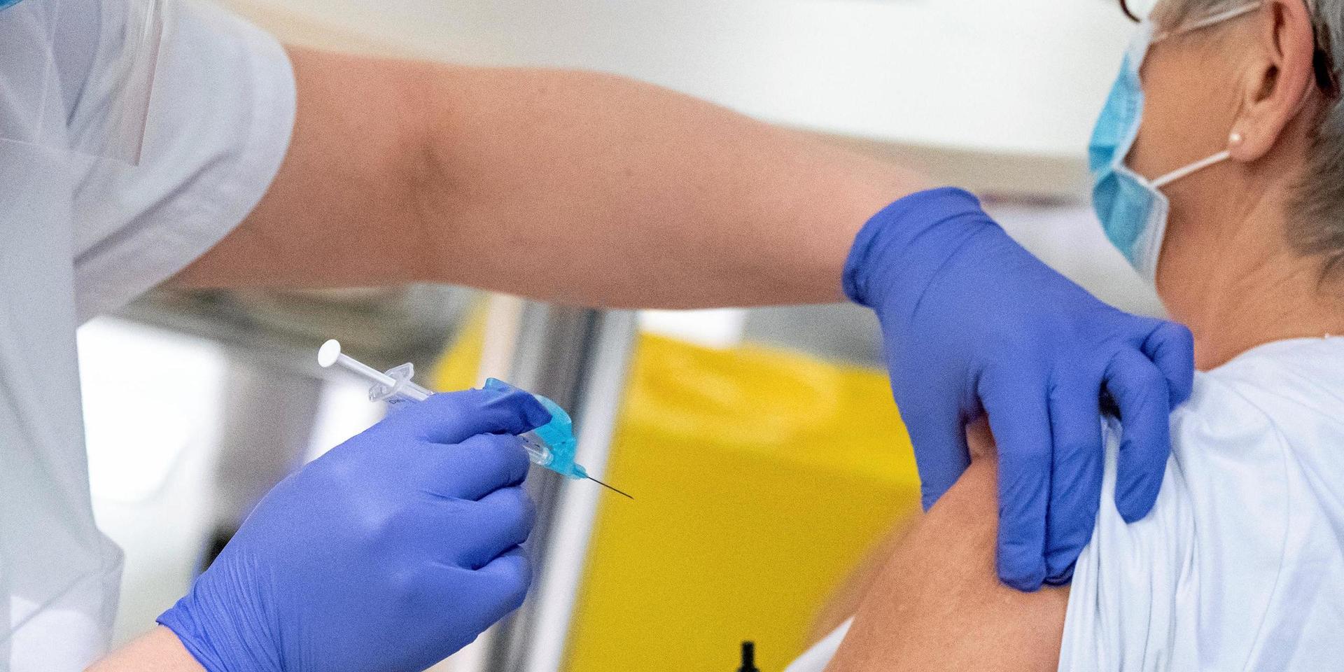 Nästan nio av tio hallänningar svarar i en enkät att de tänker vaccinera sig mot covid-19. Män är lite mer benägna än kvinnor och intresset stiger också med åldern. Vid vaccinationen mot svininfluensa 2009 vaccinerade sig 60 procent.