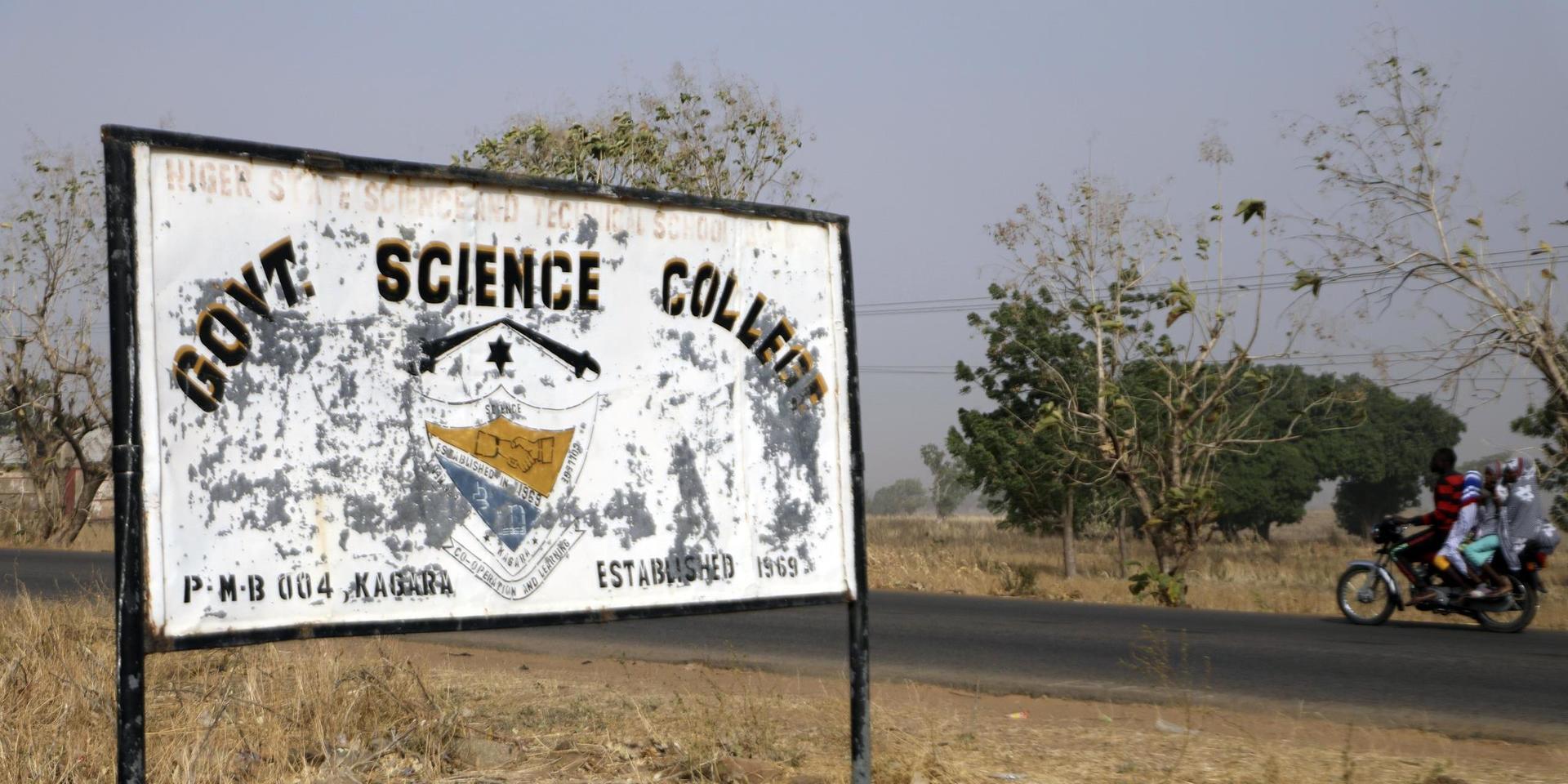 En skylt vid skolan i Kagara i Nigeria från vilken studenter fördes bort i mitten av februari. De rapporteras nu ha frigetts.
