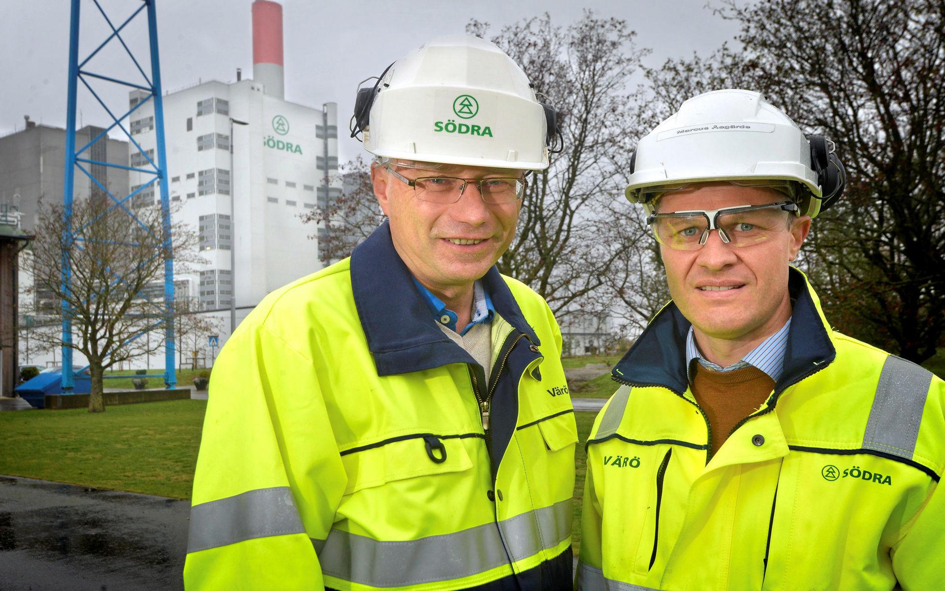 Jonas Eriksson, till höger, har lämnat över chefskapet till en yngre förmåga. Marcus Åsgärde är ny platschef på massabruket i Värö.