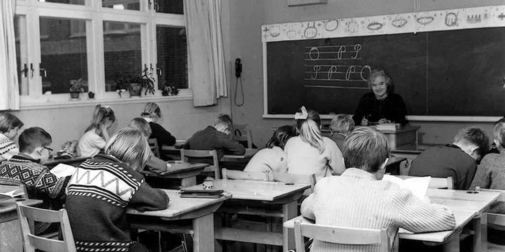 Undervisning i skolsal 1966, då det enligt insändarskribenten var modernt med ordning och disciplin.