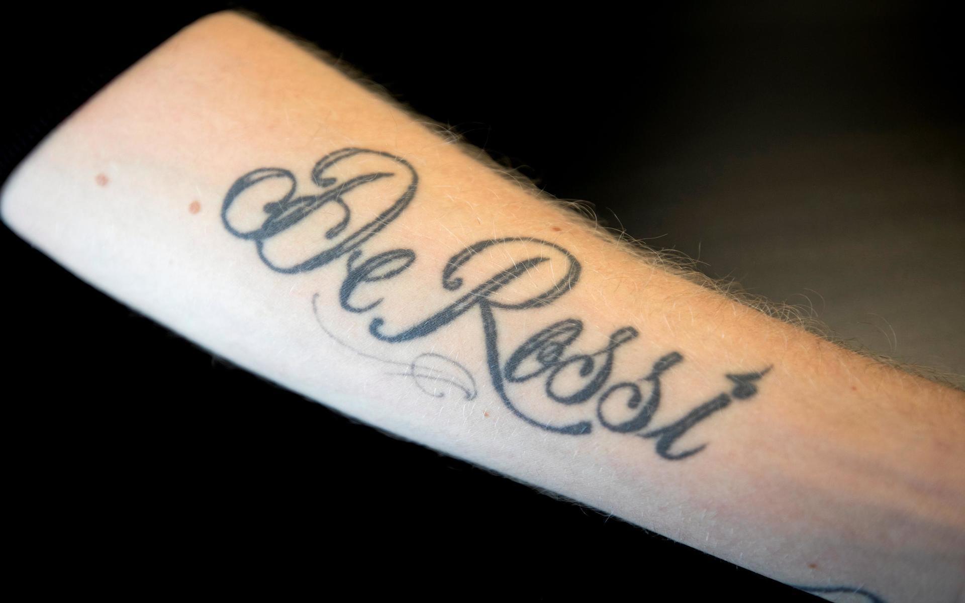 Idolens efternamn var den första tatuering som 22-åringen skaffade sig.