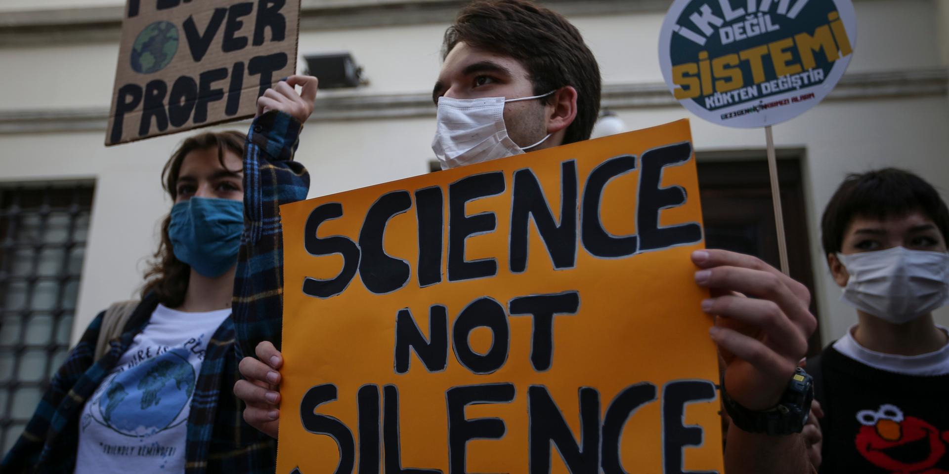 'Science not silence', står det på skylten som en demonstrant håller i under en demonstration som hölls i Istanbul i Turkiet i november förra året.