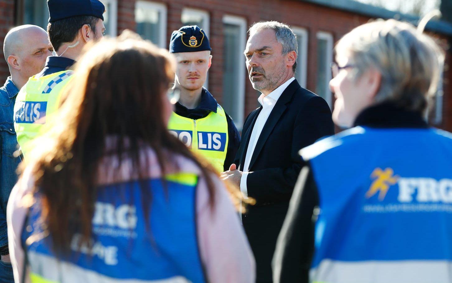 Liberalernas partiledare Jan Björklund kom till Ängskolan i Skene där han själv gick i högstaidet för att visa sitt medlidande dagen efter tragedin. Bild: TT