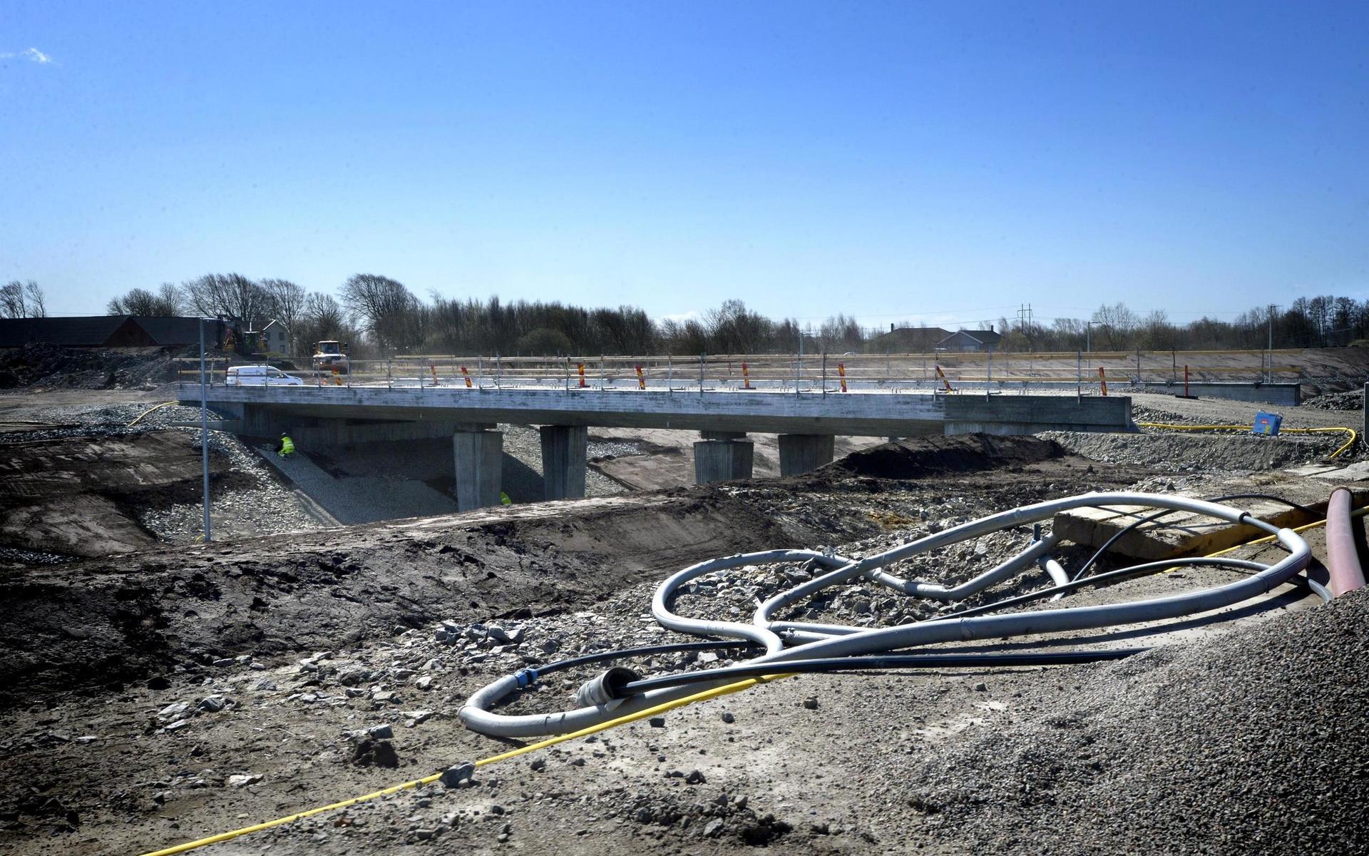 Järnvägsbron över Österleden är färdiggjuten och bilvägen under öppnas för trafik på torsdag den 13 maj. 