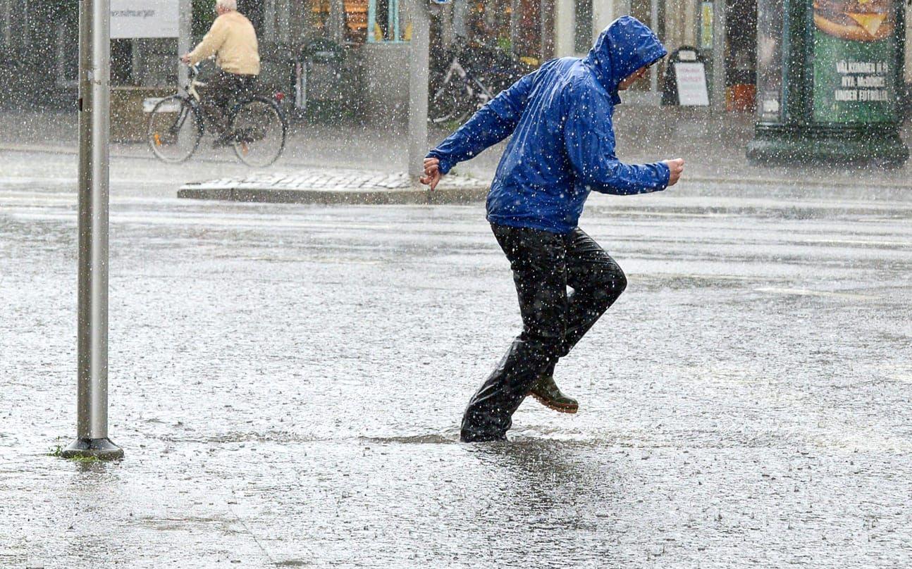 Redan under torsdagen drar regnet in över Halmstad, och ser ut att stanna kvar över hela helgen. Bild: TT/arkiv