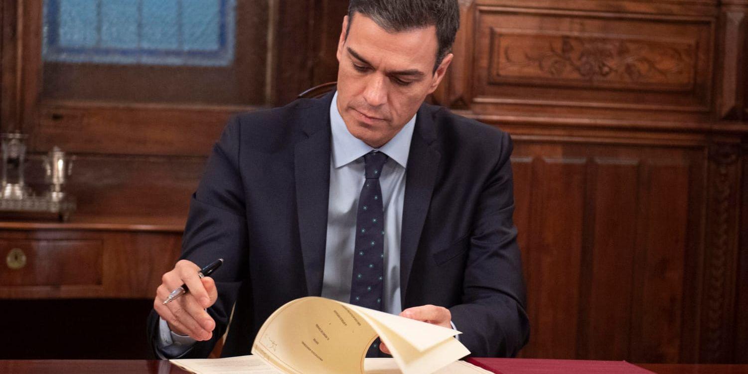 Spaniens premiärminister Pedro Sánchez skriver under dokument efter ett möte med portugisiska kollegor i november. Arkivbild.