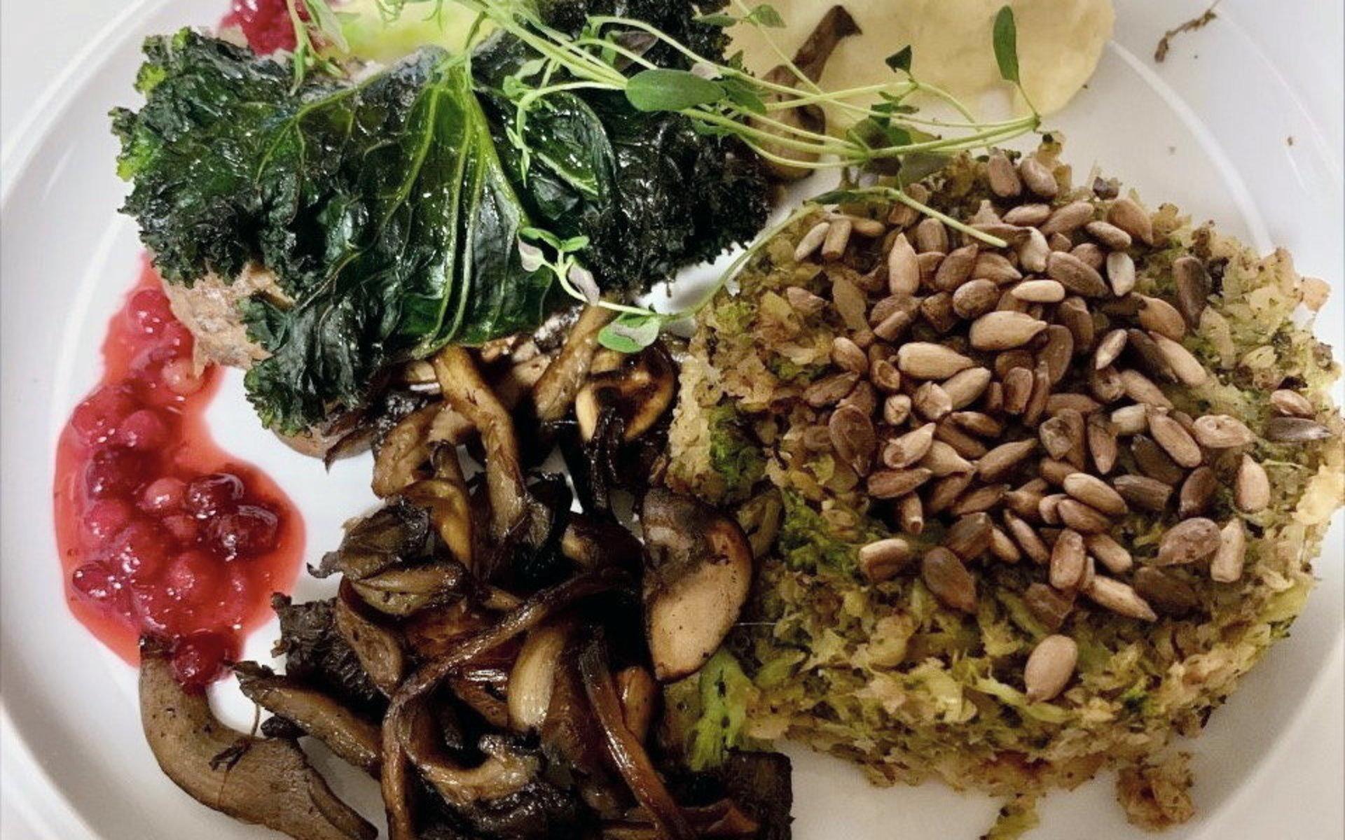 Elevernas restaurangmåltid, grönkålsinlindad älg med broccoli- och blomkålsris, har utsettts till vinnande bidrag i Green Award Varberg, 