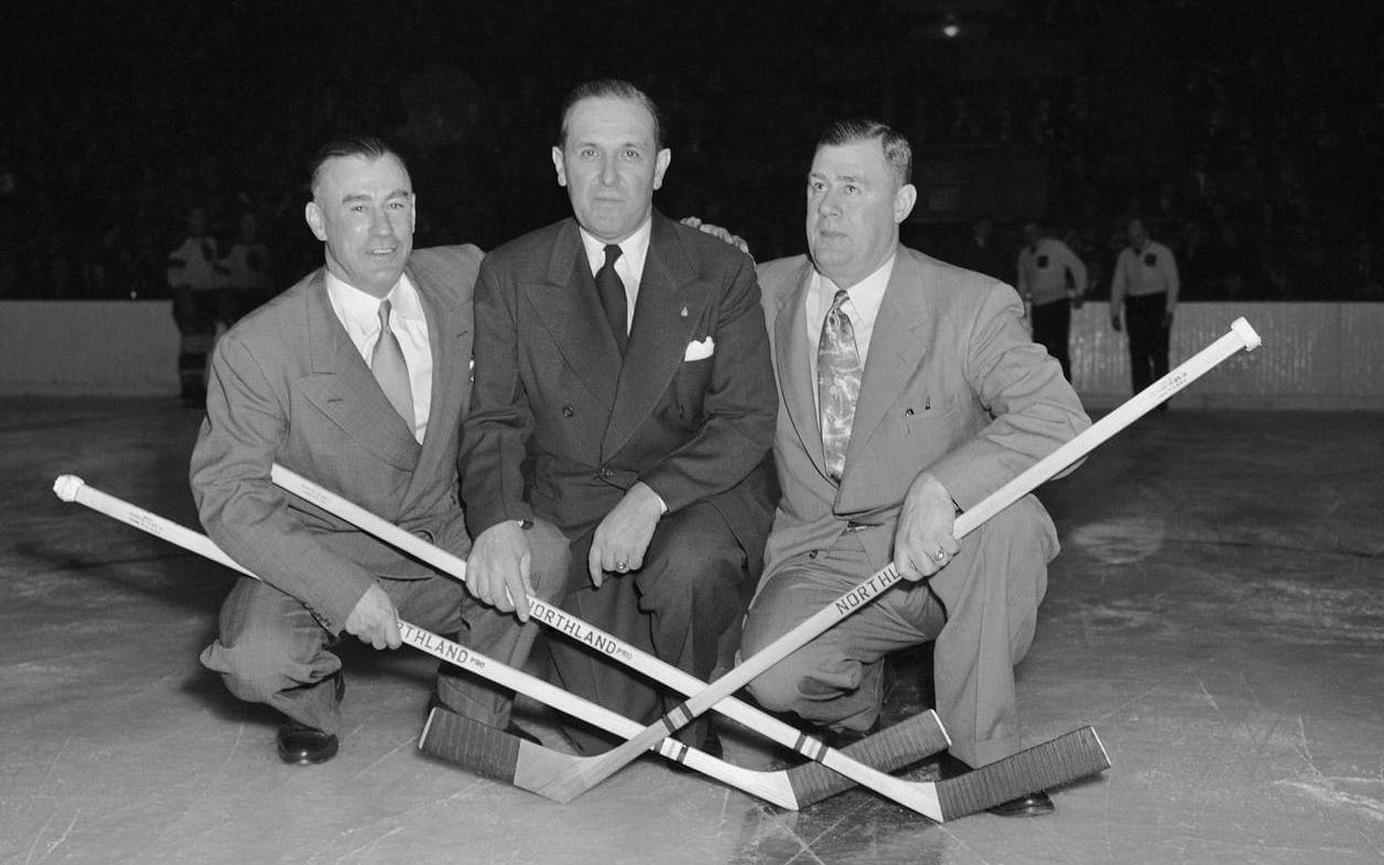 <strong>Bill och Bun Cook.</strong> På bilden till höger och vänster om New York Rangers-bossen Frank Boucher. Båda spelade många säsonger i NHL och vann några Stanley Cups. En tredje brorsa, Bud, lirade 51 matcher. Foto: TT