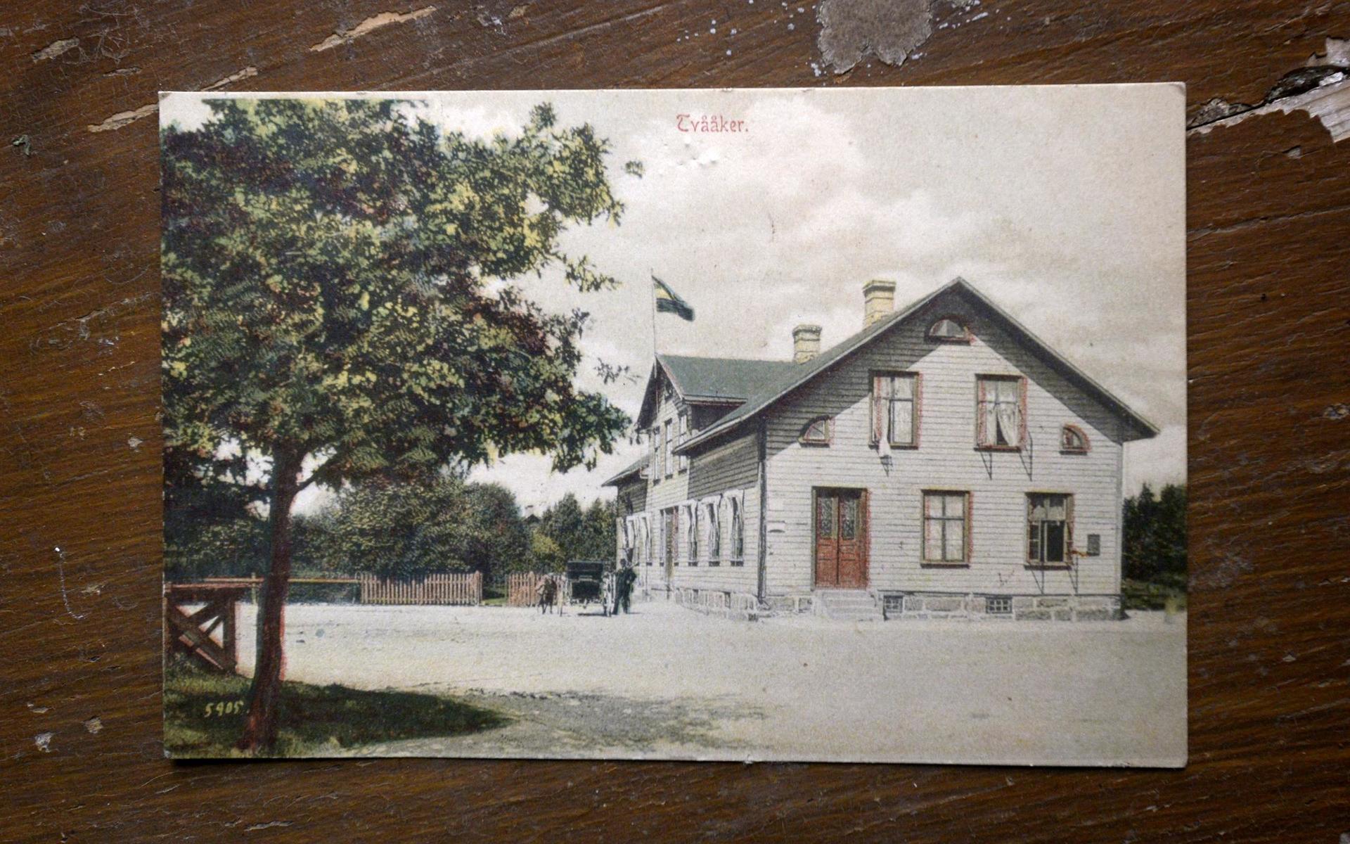 Ett gammalt färglagt fotografi från forna dagar. Huset byggdes 1890.
