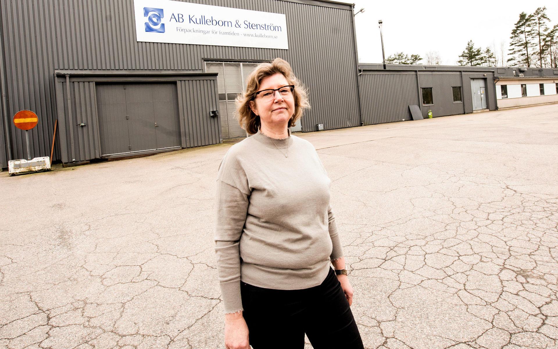 Pernilla Kulleborn förklarar att företaget har en omsättning på omkring 80 miljoner kronor och har fabriker i både Ullared och Hallstahammar.