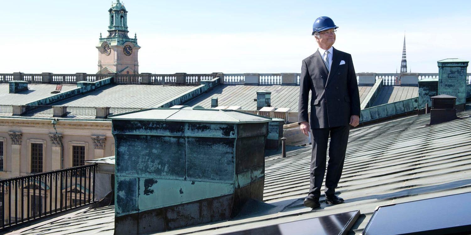 Förra året installerades solceller på slottets tak, vilket bland annat kungen såg på nära håll. Arkivbild.