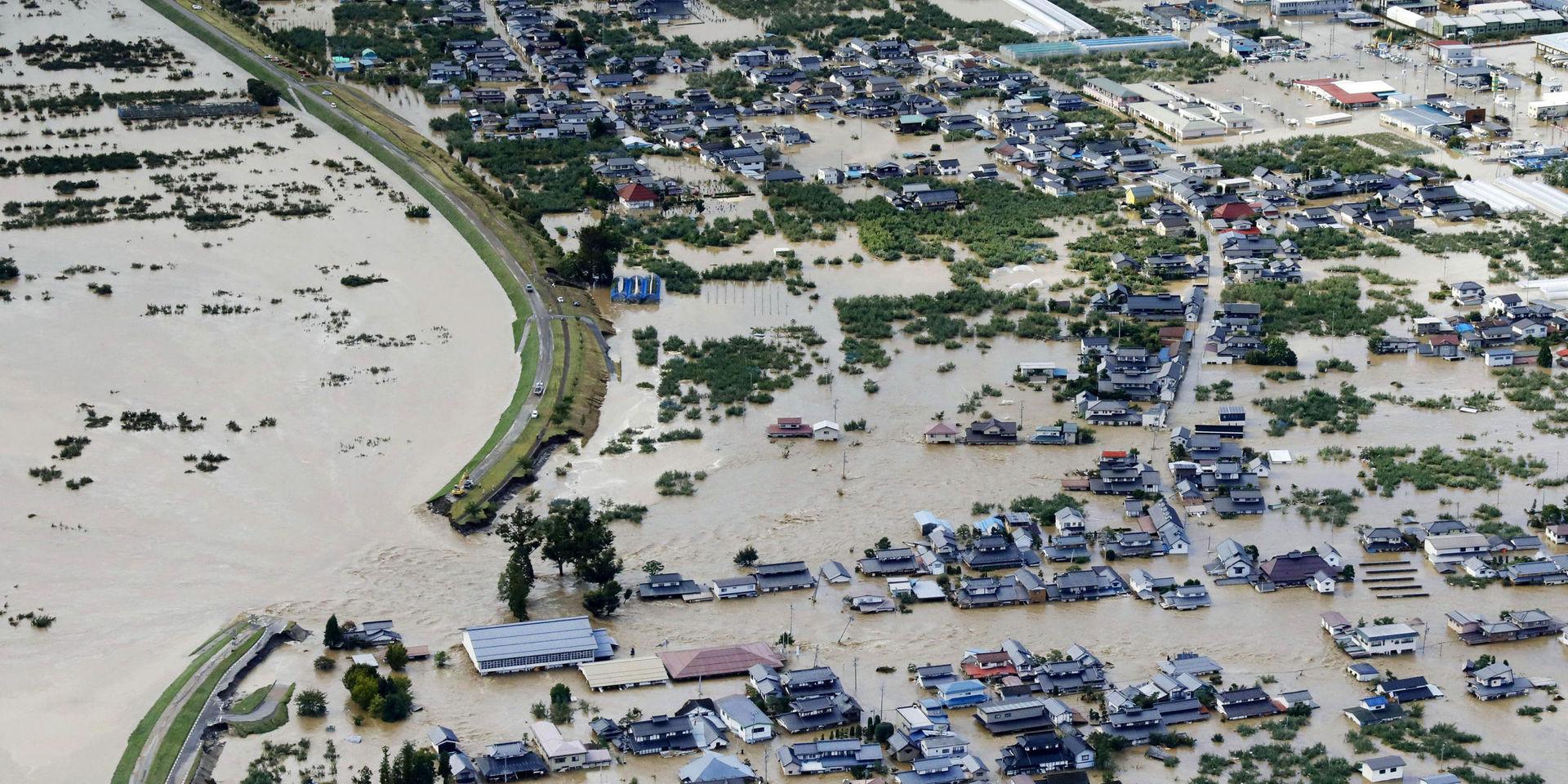 Hus och vägar under vatten efter att floden Chikuma svämmat över.