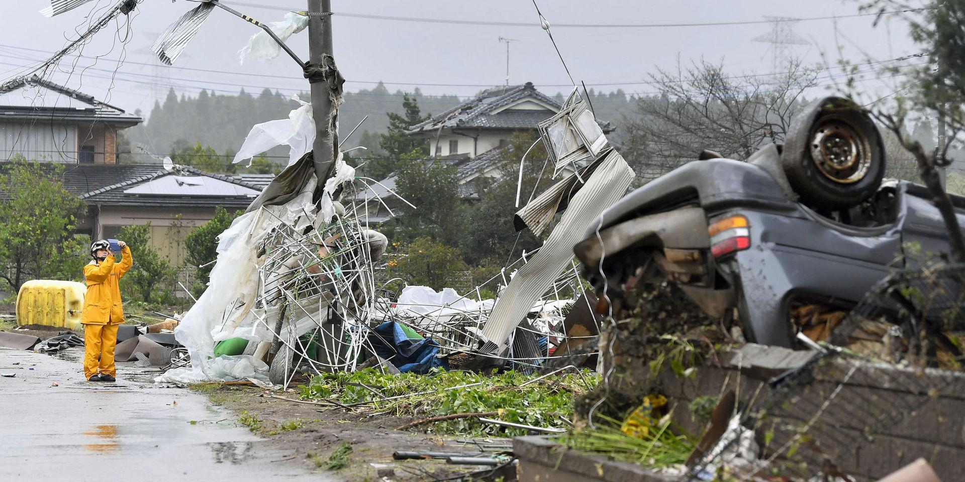 Hårda vindar ställde till med förödelse i Chiba i närheten av Tokyo. 