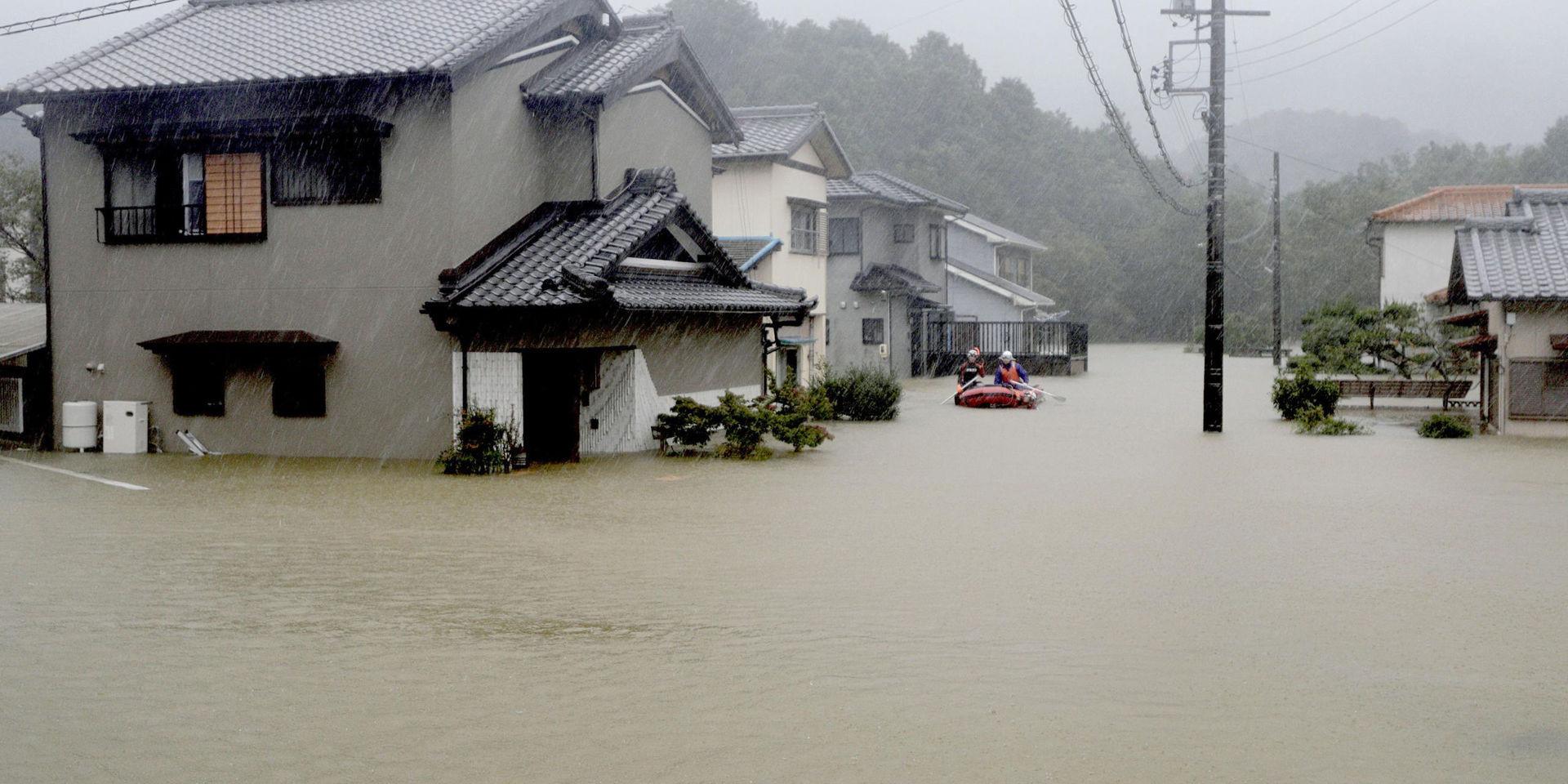 Räddningsarbetare tar båten i ett bostadsområde i Ise i centrala Japan. 