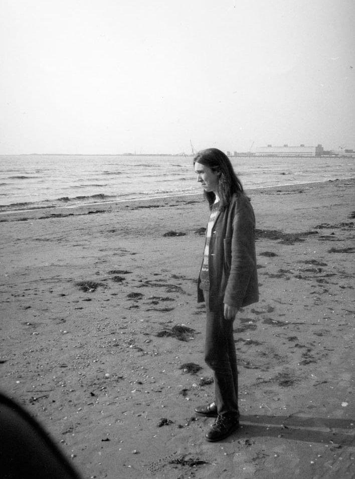 Lasse på Skrea strand med spritanrakan i bakgrunden. ”Vi träffades första gången i Linköping på nyårsafton 1992 och blev snabbt vänner”, minns Mathias som tog bilden.