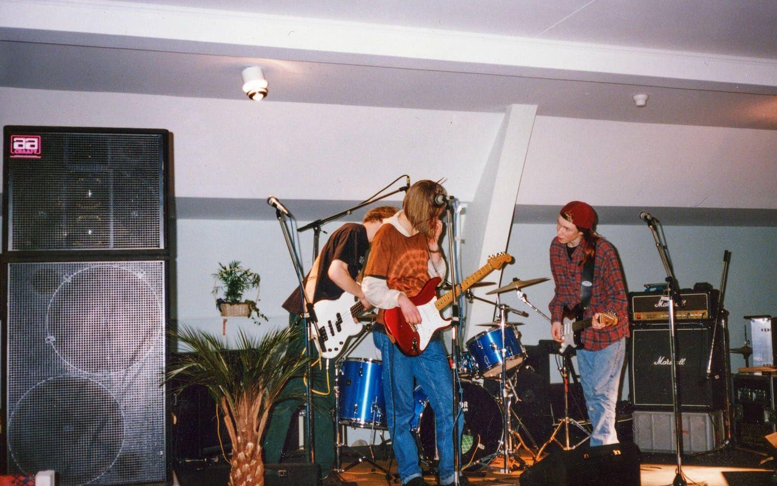 Första giget i Falkenberg. Snoddas spelar på Lusthuset i januari 1993. Från vänster Anders Johansson (delvis skymd), Staffan Palmberg och Lasse (med keps). Trummisen Tomas Öhman skyms av de övriga.