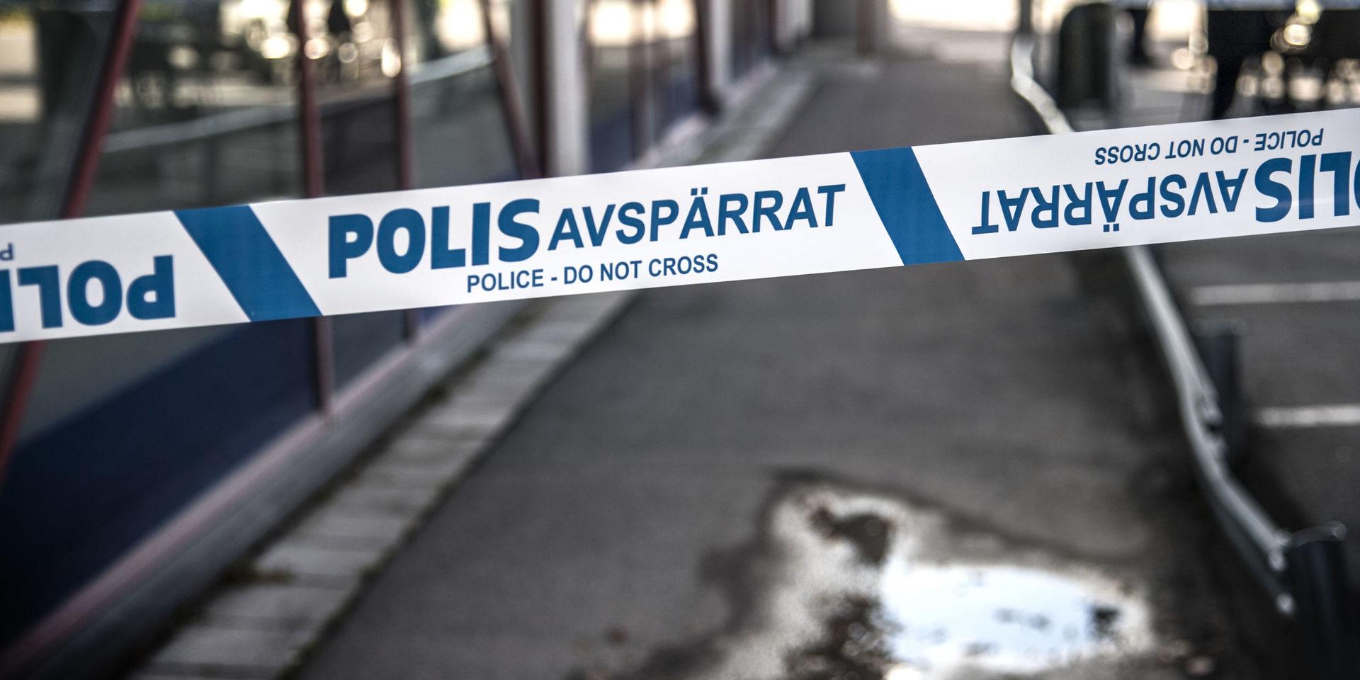 MÄRSTA 120181024 
Polisavspärrning vid Nordeas bankkontor i Märsta, norr om Stockholm, efter att fyra beväpnade män rånat banken. Larmet kom vid kvart över tio och ett fordon som kan ha använts vid rånet har hittats i närheten. Ingen person ska ha kommit fysiskt till skada. 
Foto: Anders Wiklund / TT / kod 10040