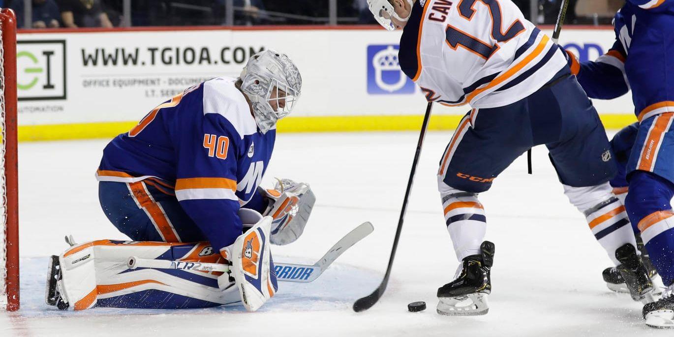 Robin Lehner räddar ett skott av Edmontons Colby Cave. New York Islanders vann med 5–2.