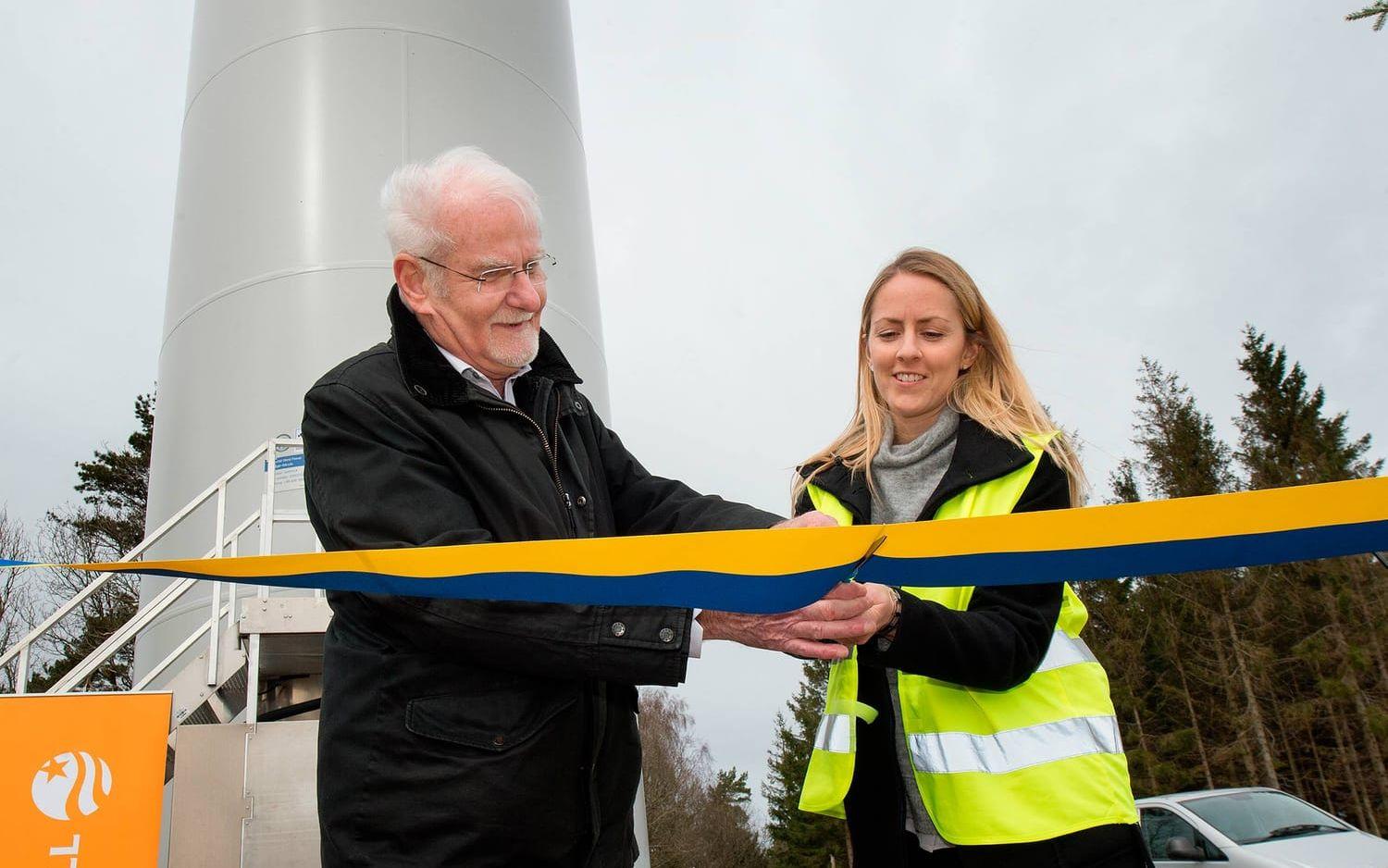 Kommunfullmäktiges Stig Agnåker (C) och Vattenfalls Helena Nielsen klipper bandet och inviger den nya vindkraftparken.