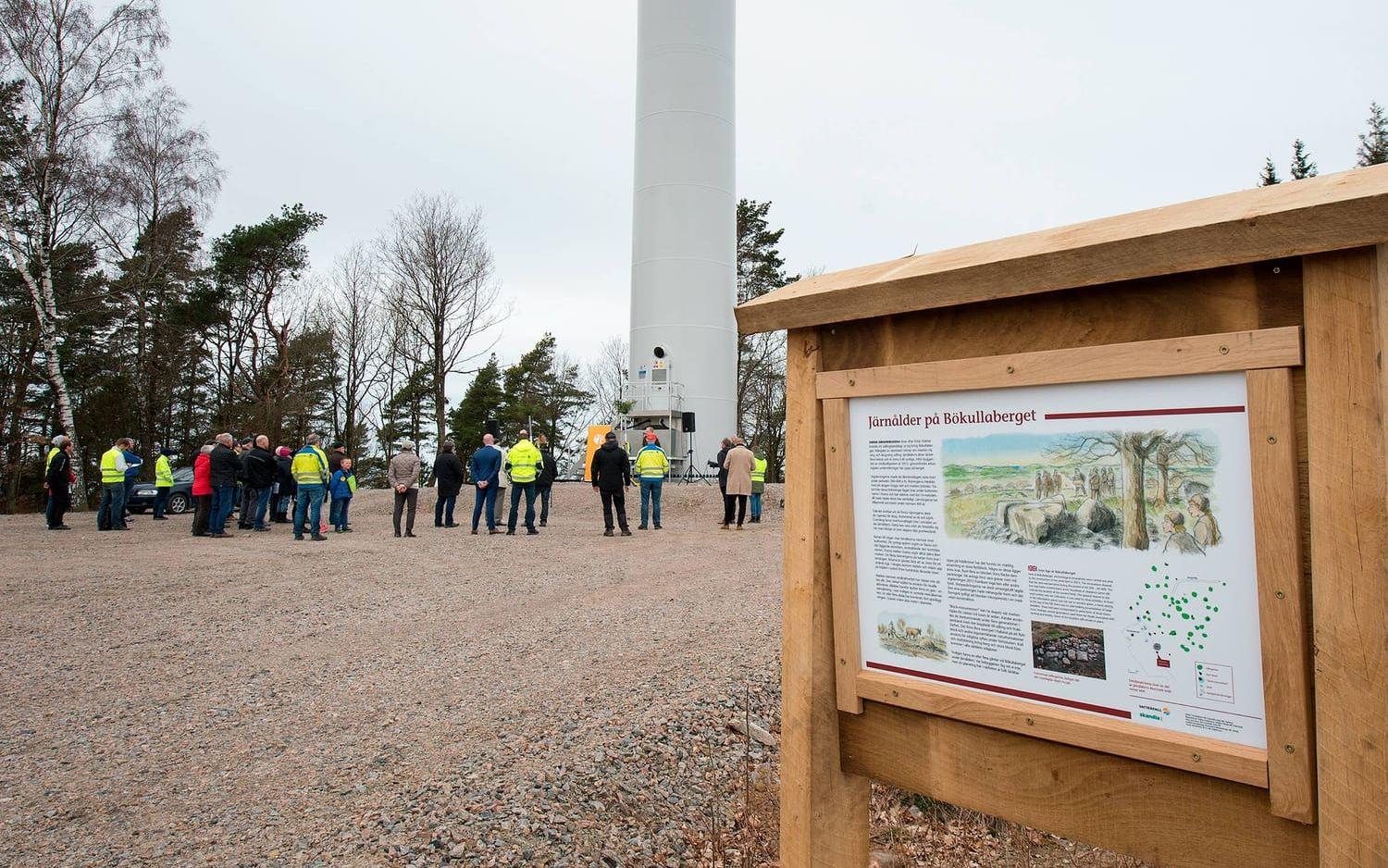 Vid såväl ett av vindkraftverken som Vattenfalls servicekontor finns skyltar som berättar om de arkeologiska fynden.