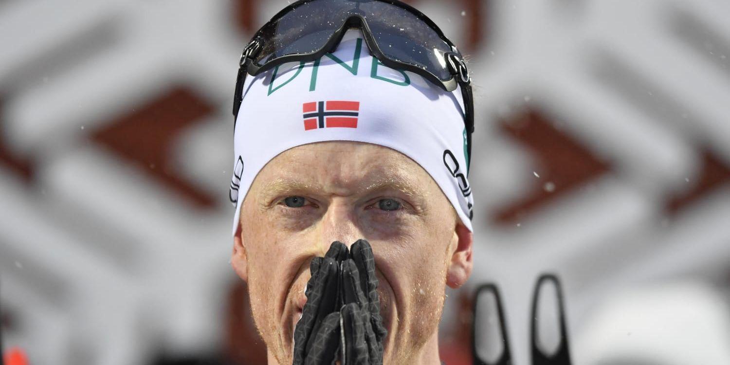 Norske stjärnan Johannes Thingnes Bø efter målgången i herrarnas distanslopp över 20 kilometer vid skidskytte-VM i Östersund.