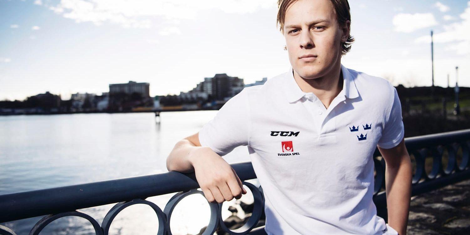 Sveriges Adam Boqvist blir porträtterad under söndagens pressträff med Juniorkronorna under junior-VM i Victoria, Kanada.