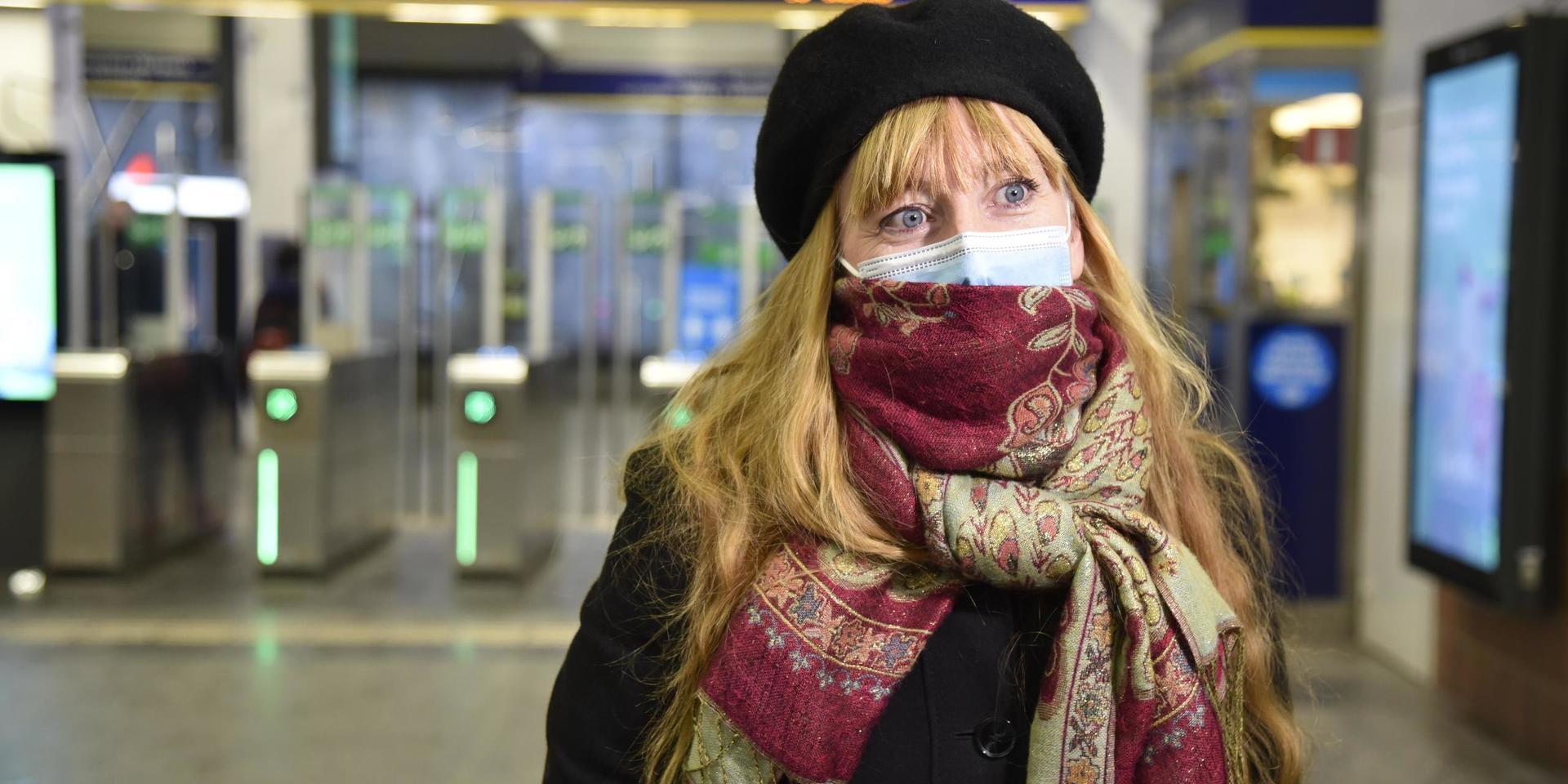 För Monica Kjellberg i Stockholm är munskydd en självklarhet i kollektivtrafiken.