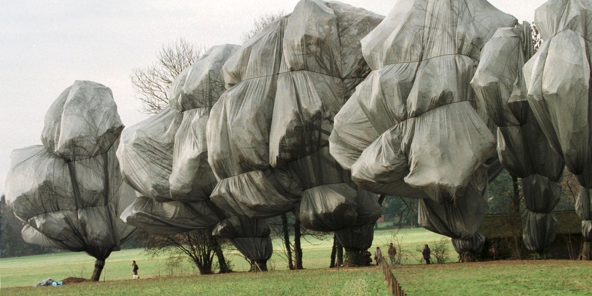 Konstverket 'Wrapped trees' i Riehen, Schweiz, 1998. Arkivbild.