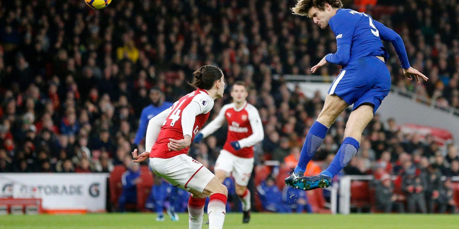 Chelseas Marcos Alonso, i blått, och Arsenals Hector Bellerin gjorde var sitt mål i Londonderbyt.