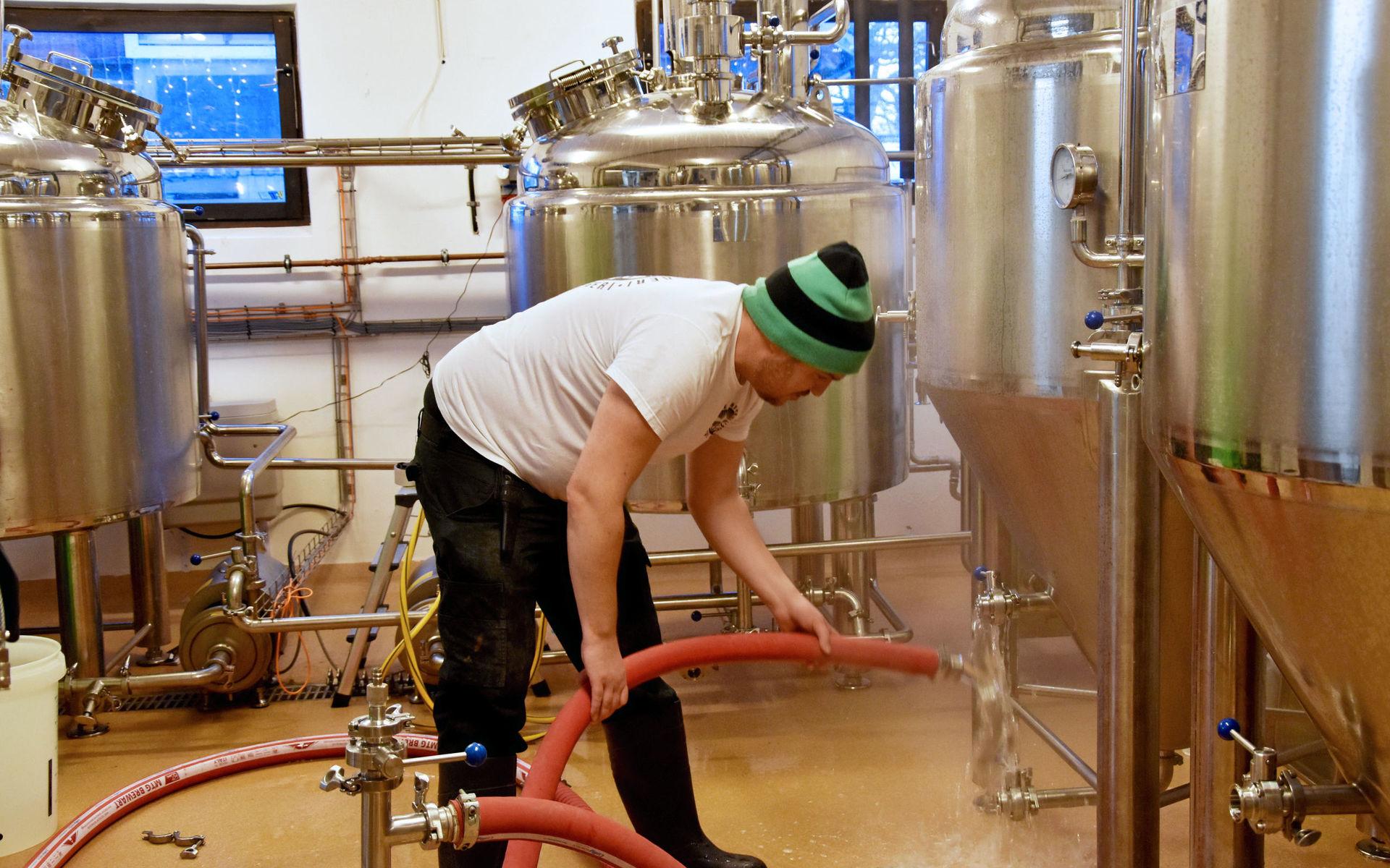 Martin ägnar ungefär tre långa dagar i veckan i bryggeriet och får hjälp av sambon Titti Larsson med bland annat hemsidan.