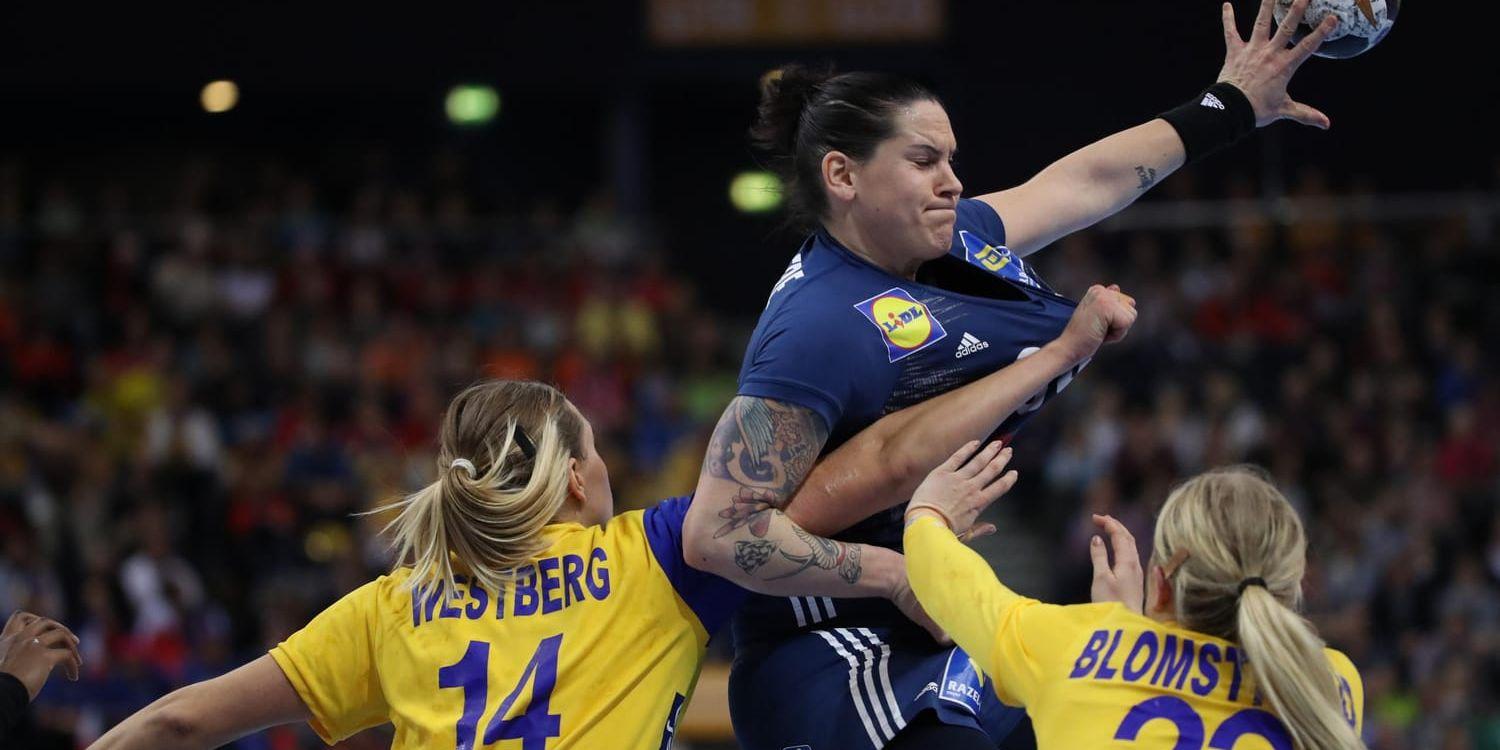 Frankrikes Alexandra Lacrabère svarade för fem mål när Sverige besegrades med 24–22 i VM-semifinalen i fjol. Frankrike vann till slut guldet och nu kan de båda nationerna eventuellt mötas igen i det andra gruppspelet i stundande EM. Arkivbild.