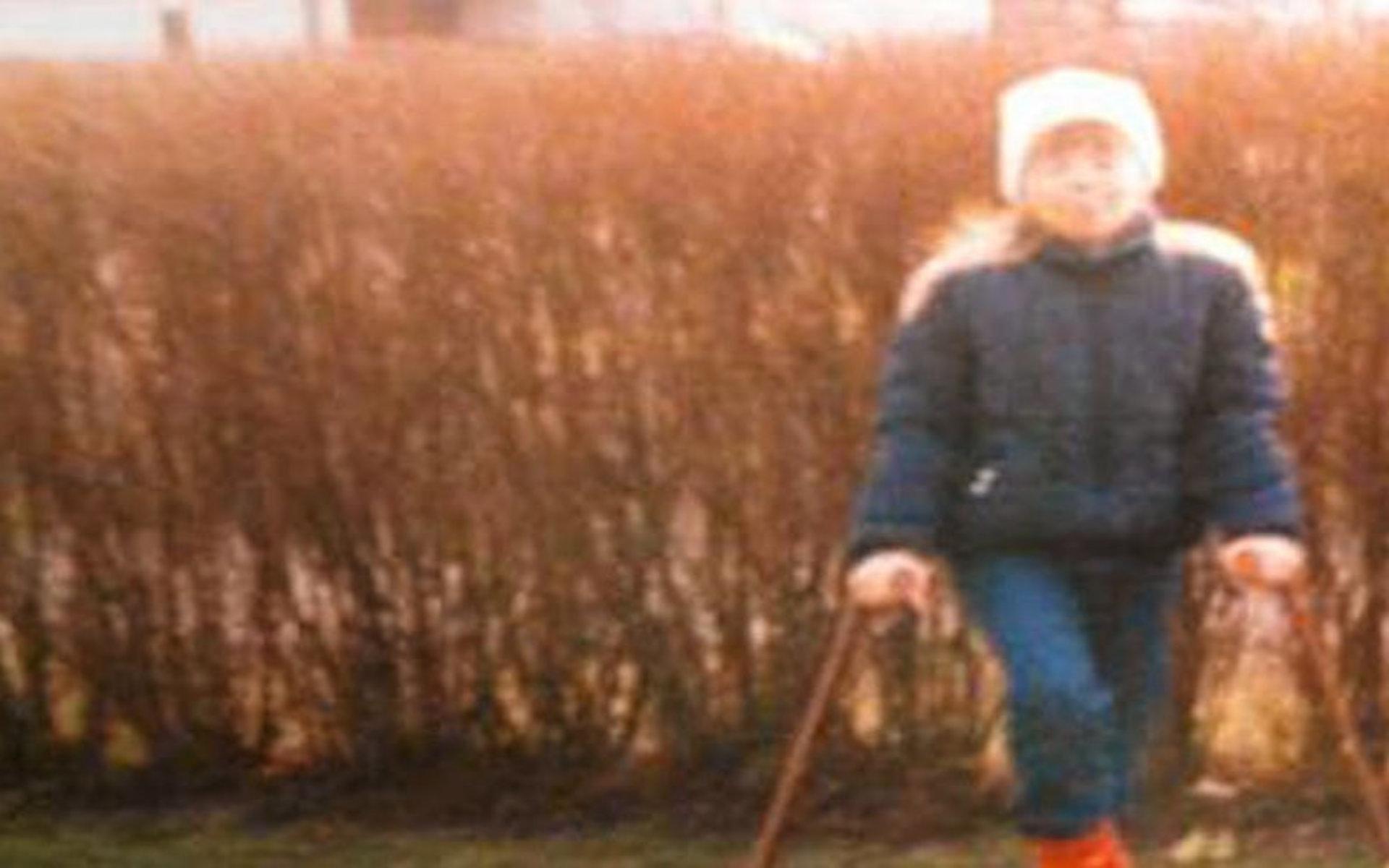 Malin Kjellberg, 10 år, med sina bruna kryckor efter att ha fått oförklarligt ont i höften.