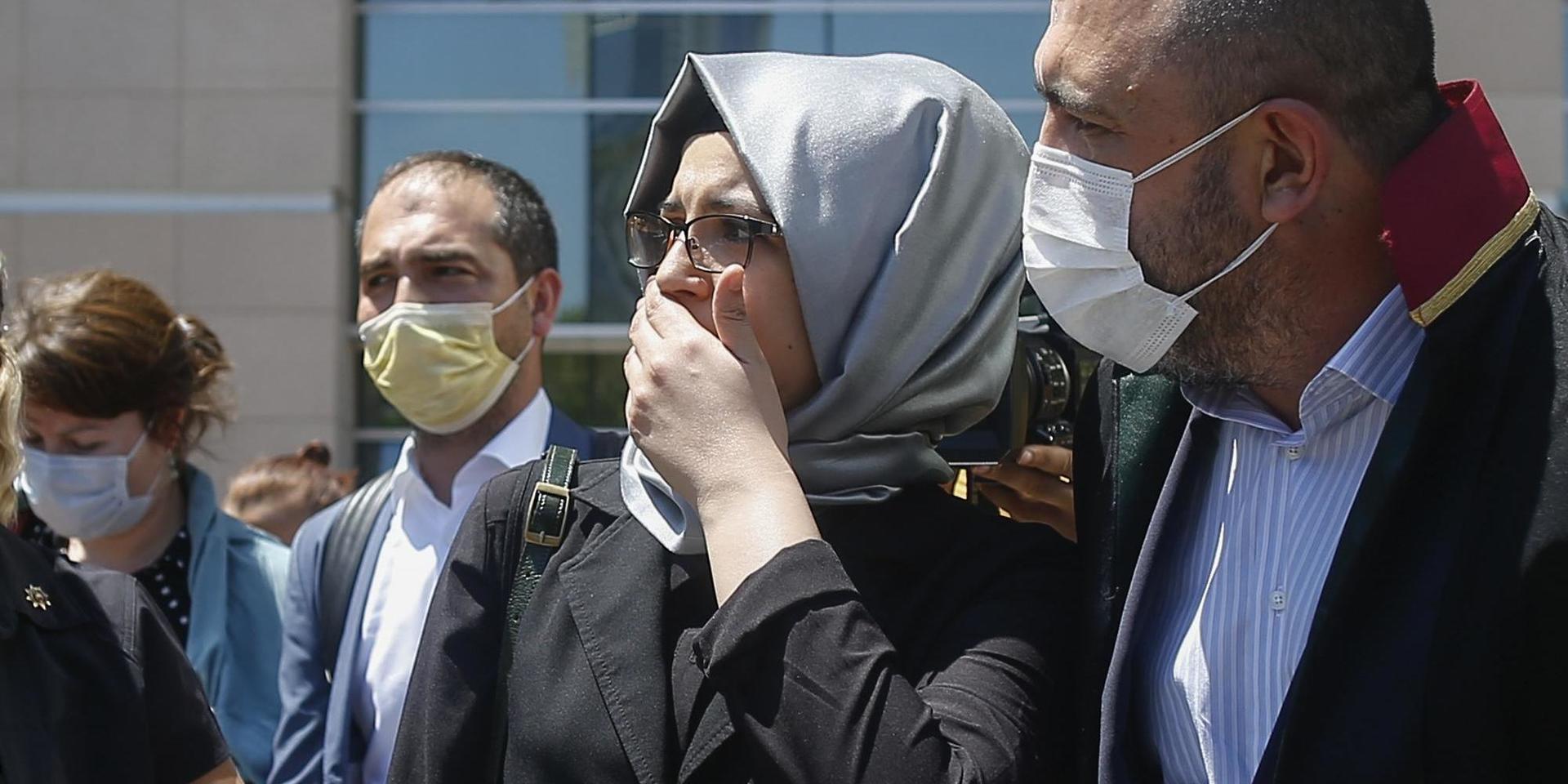 Hatice Cengiz, Jamal Kashoggis fästmö, anländer till domstolen i Istanbul. 