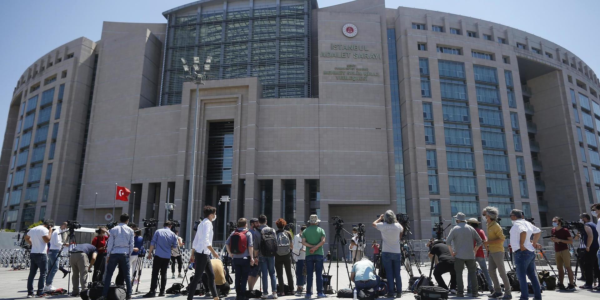 Journalister och fotografer har samlats utanför domstolen i Istanbul.