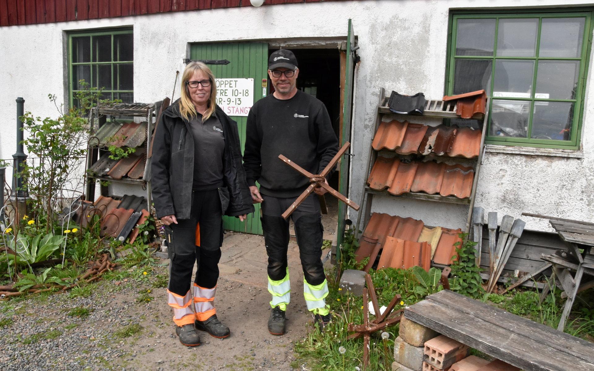 Gunilla och Stefan Leander har känsla för byggmaterial som går att återbruka. I deras stora lada finns allt från dörrhandtag, fönster, toalettstolar och köksinredning.