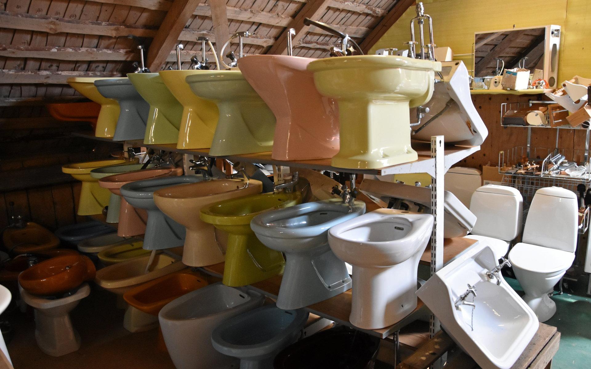 Färgat badrumsporslin börjar bli populärt igen men bidéerna är inte lika populära som handfaten och toalettstolarna.